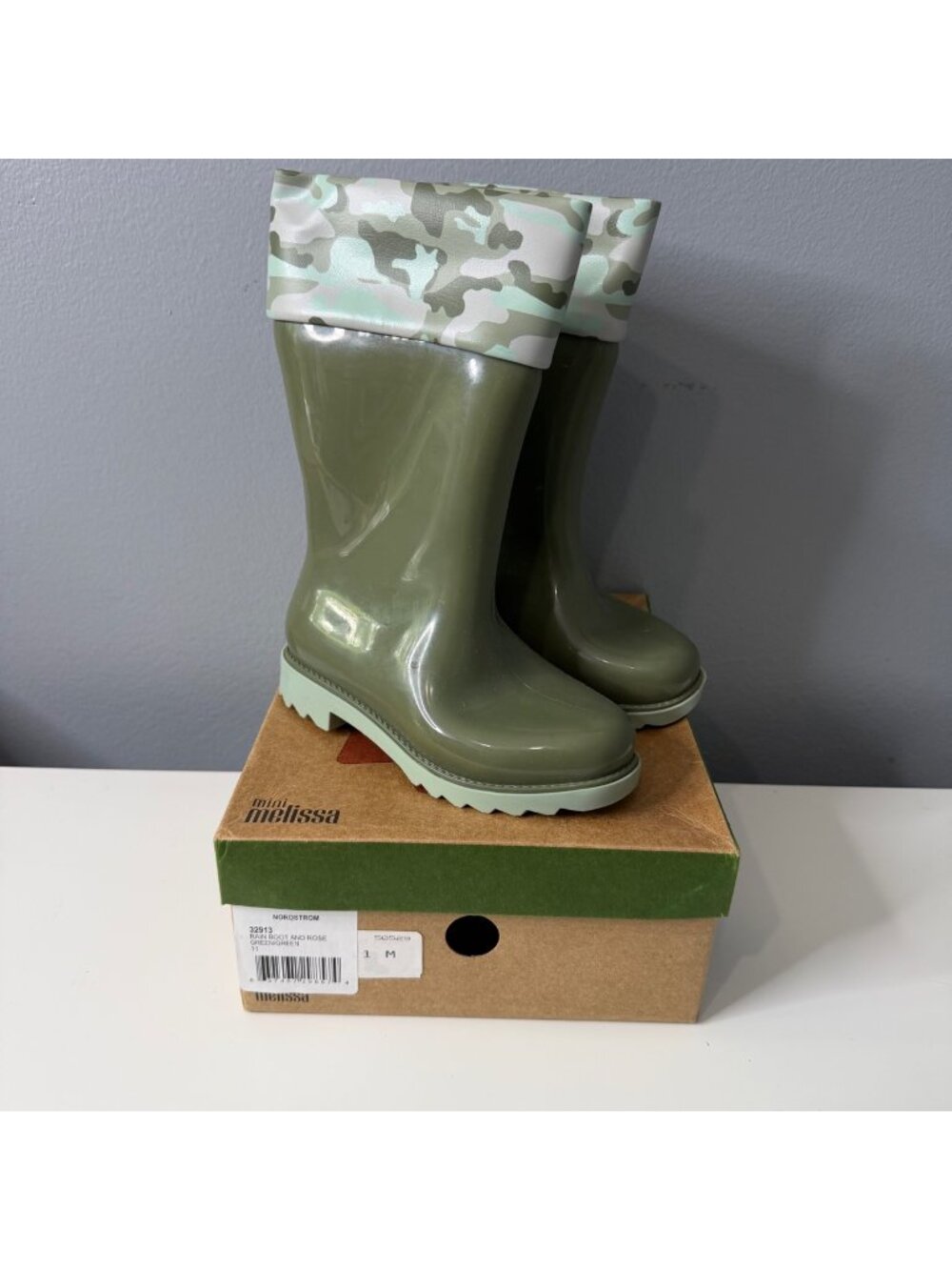 MINI MELISSA light green rain boots w/ camo liner size 11 youth